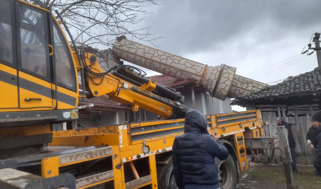 Kocaeli'nin Kandıra ilçesinde etkili olan şiddetli fırtına ve olumsuz hava