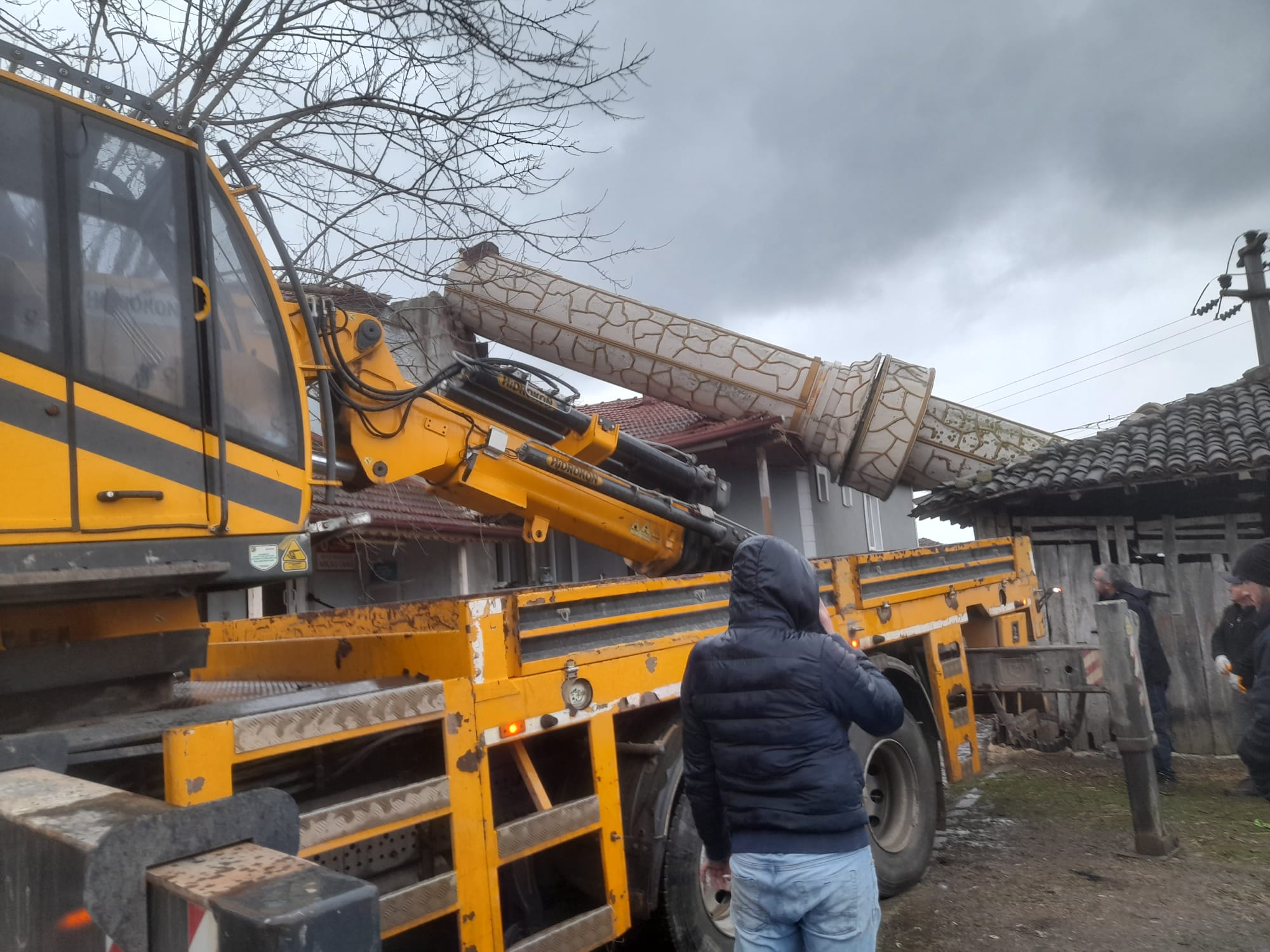Kocaeli'nin Kandıra ilçesinde etkili olan şiddetli fırtına ve olumsuz hava