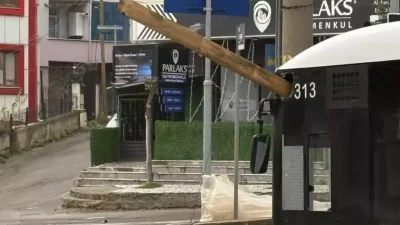 Kocaeli’nin çeşitli ilçelerinde sabah saatlerinden itibaren etkili olan kuvvetli rüzgar,