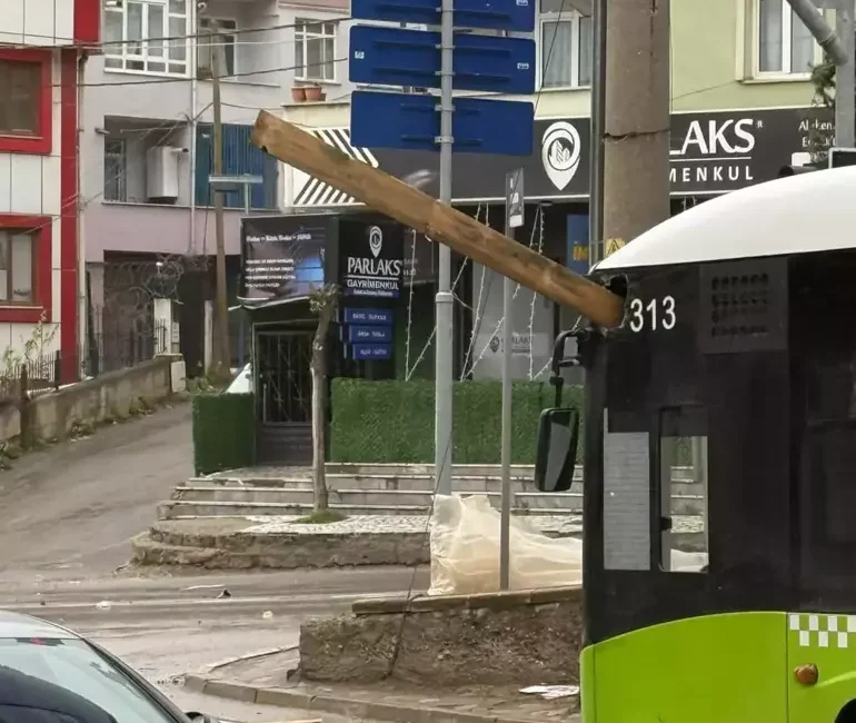 Kocaeli’nin çeşitli ilçelerinde sabah saatlerinden itibaren etkili olan kuvvetli rüzgar,