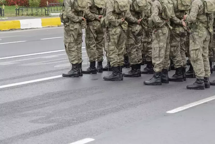Türkiye’de askerlik yapan gençler, görev sürelerini uzatarak ciddi ek gelir