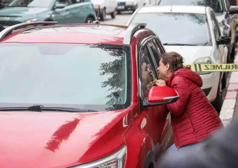 Antalya Muratpaşa’da bir kişi, otomobilinde ölü bulundu. Olay, yakınlarını ve