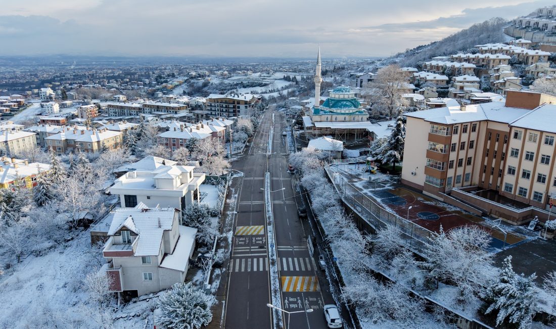 Başiskele Belediyesi, ilçenin yüksek kesimlerinde etkili olan kar yağışının ardından