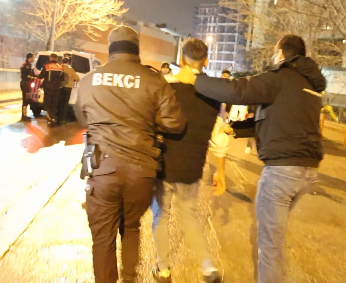 Aksaray'ın Büyük Bölcek Mahallesi’nde kavga eden gençler, polisle yaşanan kovalamaca