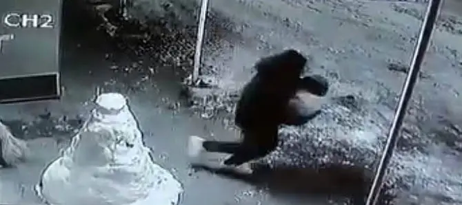 Elazığ’ın Yazıkonak beldesinde, bir iş yerinin önüne yapılan kardan adamın