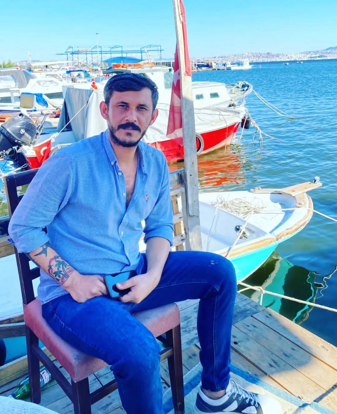 İzmir'in Bayraklı ilçesinde Belediye otobüsünü sollamaya çalıştığı sırada devrilen motosikletin