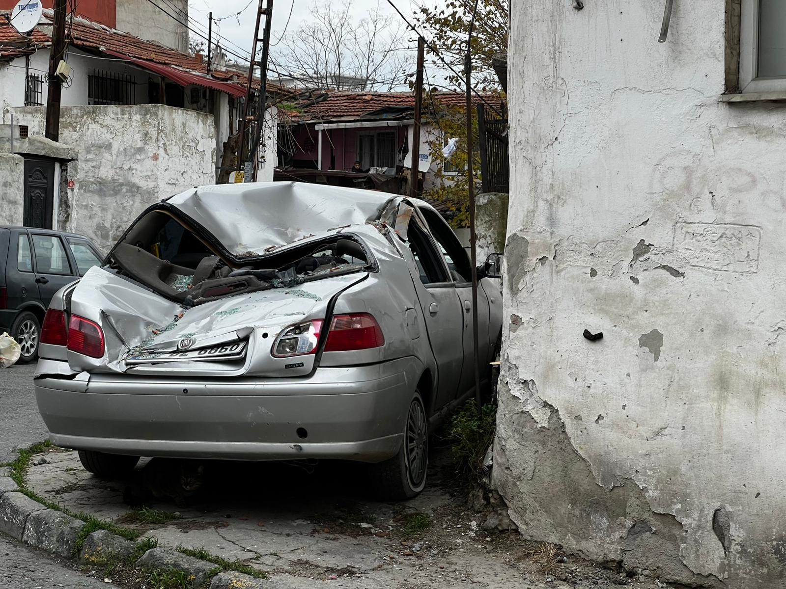 İstanbul'un Gaziosmanpaşa ilçesinde şiddetli rüzgar nedeniyle 3 katlı binanın çatısından