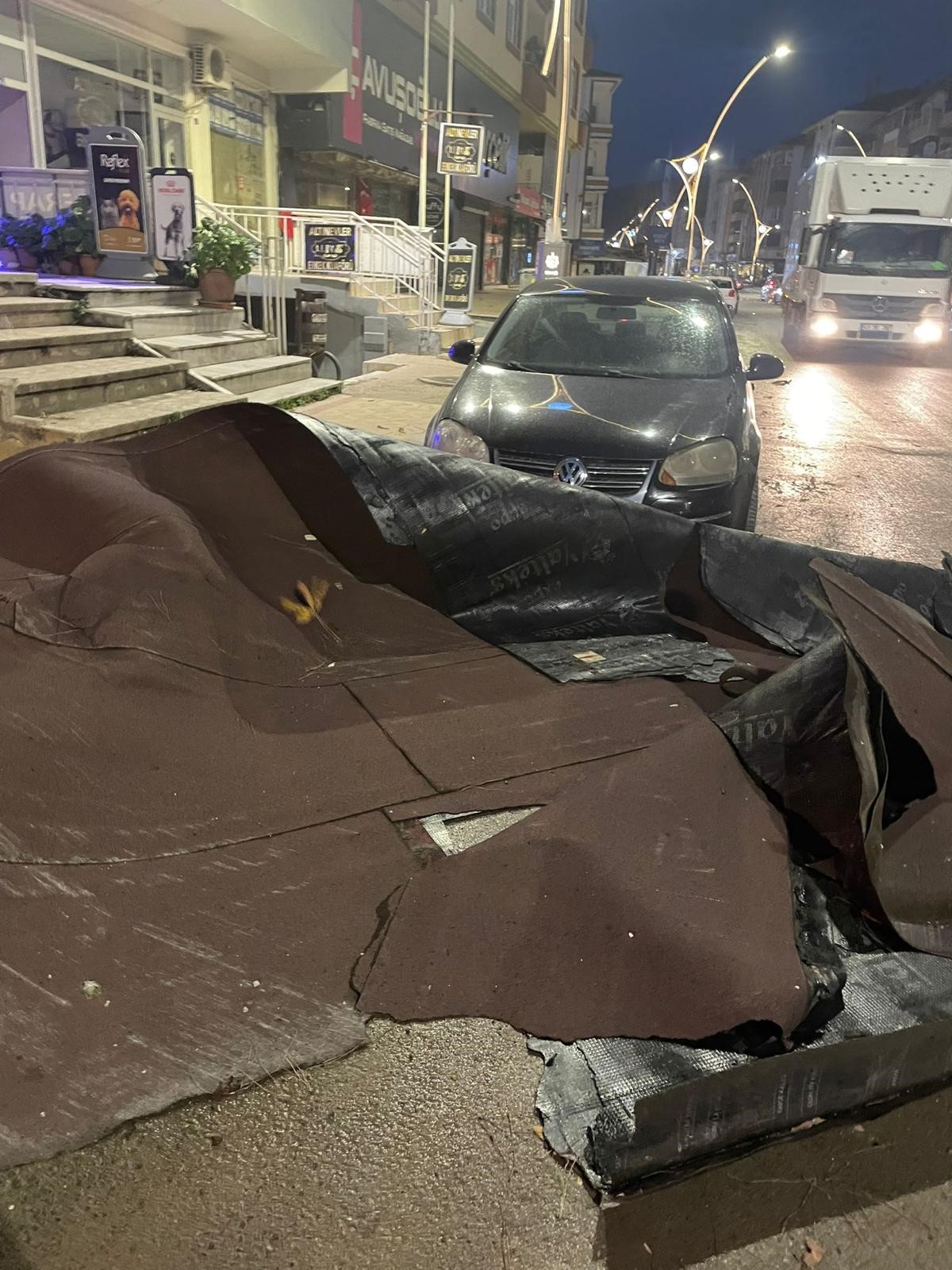 Kocaeli’nin Körfez ilçesinde gece saatlerinden itibaren etkili olan şiddetli fırtına,