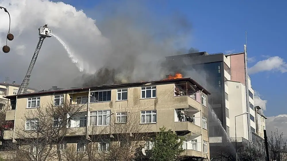 Kocaeli’nin Gebze ilçesinde 4 katlı bir binanın çatısında yapılan onarım