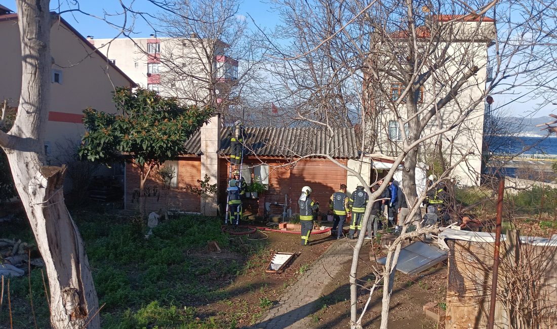 Kocaeli’nin Karamürsel ilçesinde bir gecekonduda sigorta kutusundan çıkan yangın, itfaiye