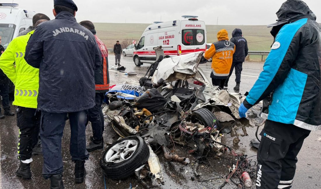Adıyaman’ın Kahta kara yolunda yolcu otobüsü ile otomobilin kafa kafaya