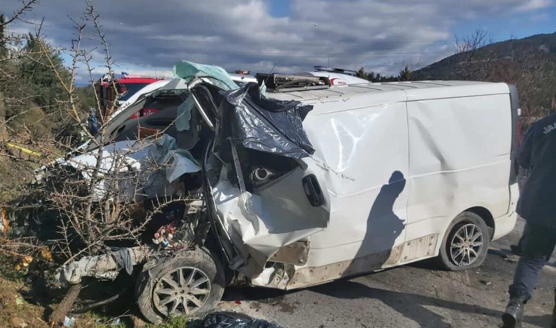 İzmir’in Bornova ilçesinde belediye otobüsü ile panelvanın çarpışması sonucu meydana