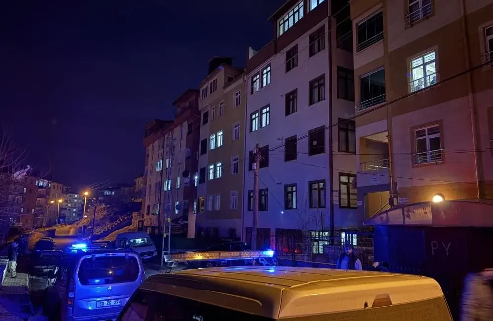 Kayseri’nin Melikgazi ilçesinde, evde tartıştığı erkek arkadaşını banyoda kasığından bıçaklayarak
