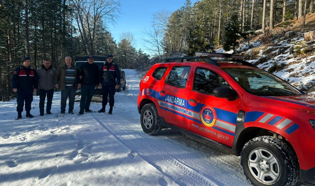 Balıkesir’in Edremit ilçesinde Kazdağları’nda kar ve buzlanma nedeniyle araçlarıyla yolda
