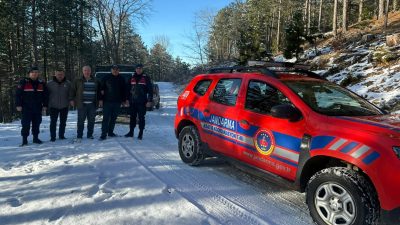 Balıkesir’in Edremit ilçesinde Kazdağları’nda kar ve buzlanma nedeniyle araçlarıyla yolda