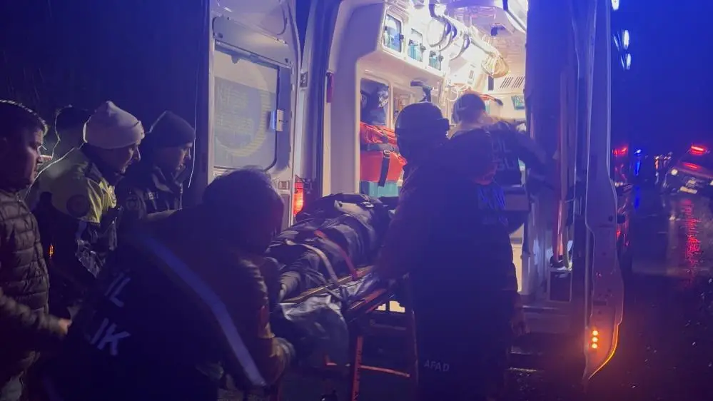 Kocaeli'nin Kandıra ilçesinde çaya uçan otomobilde bulunan baba ve oğlu