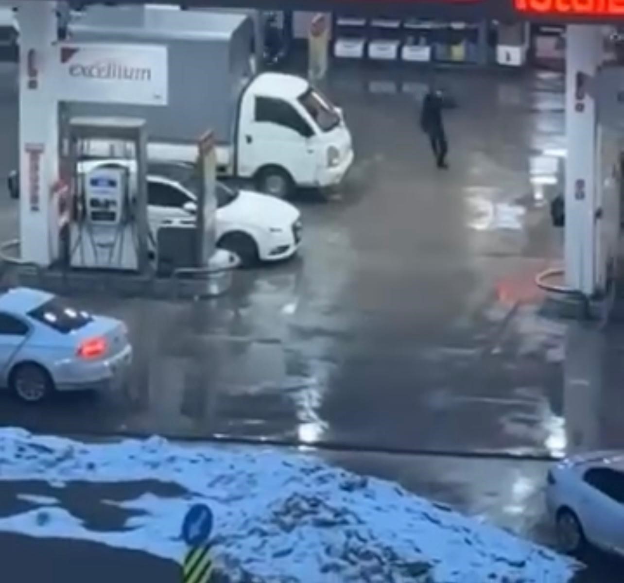 Diyarbakır'ın Bağlar ilçesindeki bir akaryakıt istasyonunda çıkan silahlı kavgada 1