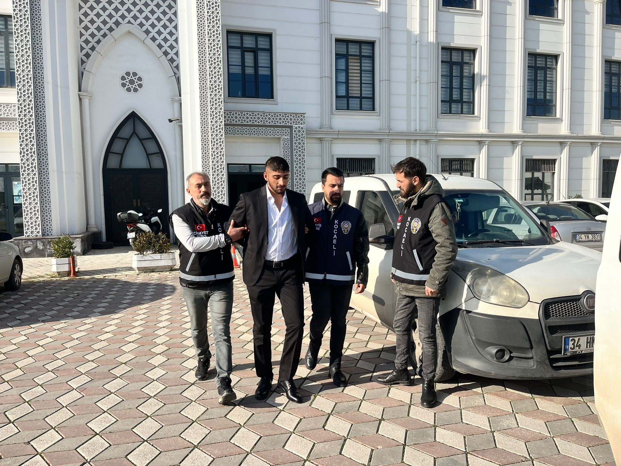 Kars’ta mera ve muhtarlık anlaşmazlığı nedeniyle çıkan silahlı çatışmada babasını