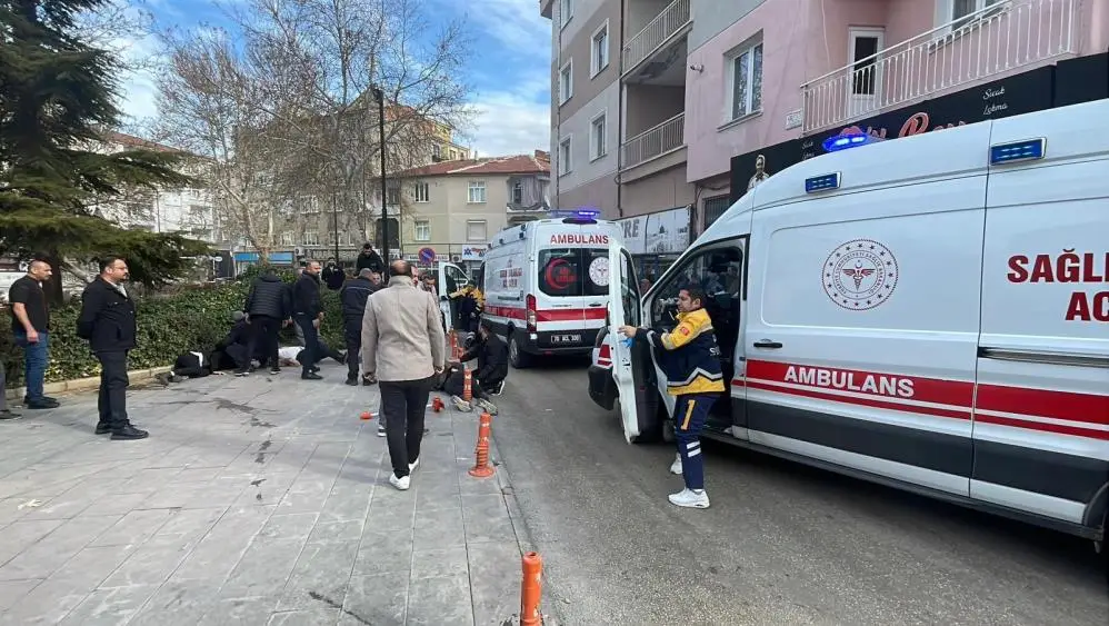 Karaman’da sokak ortasında silahlı saldırıya uğrayan baba ve üç oğlundan