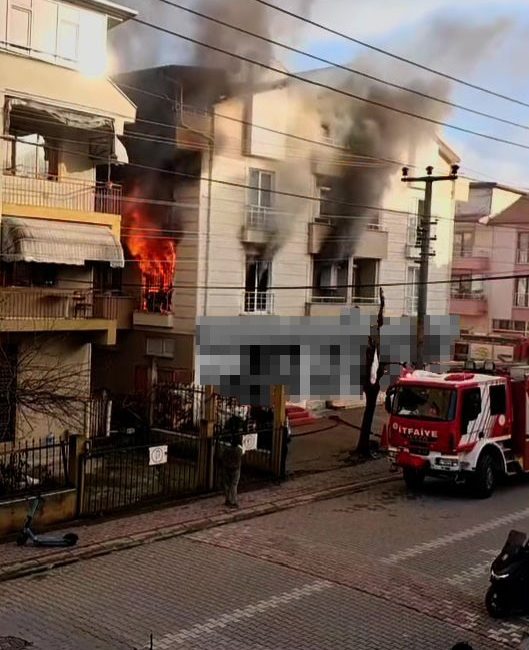 Kocaeli’nin İzmit ilçesinde 4 katlı bir apartmanın 2. katında çıkan