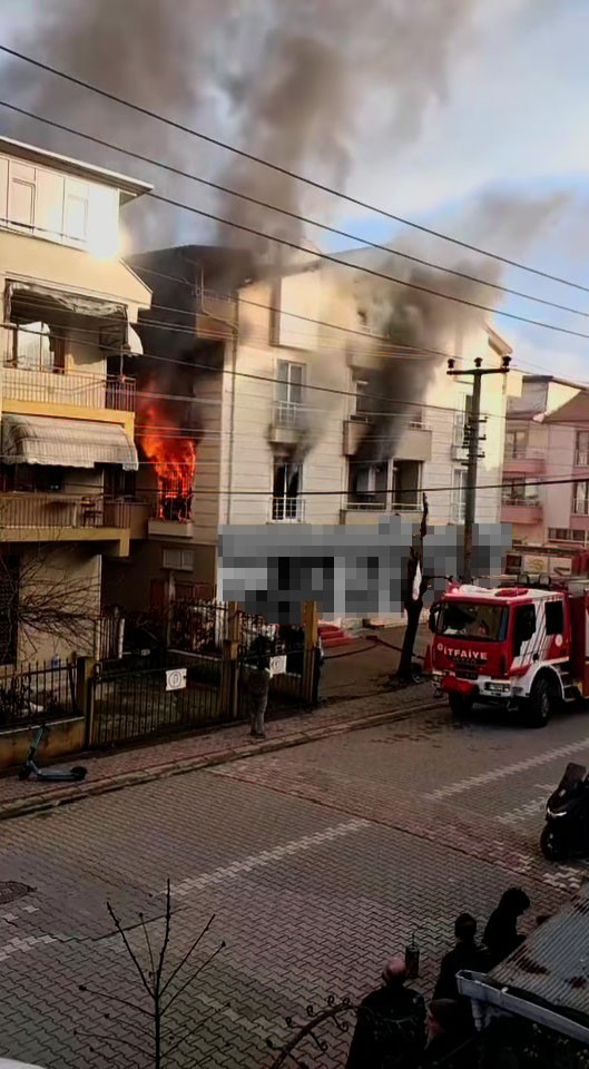 Kocaeli’nin İzmit ilçesinde 4 katlı bir apartmanın 2. katında çıkan