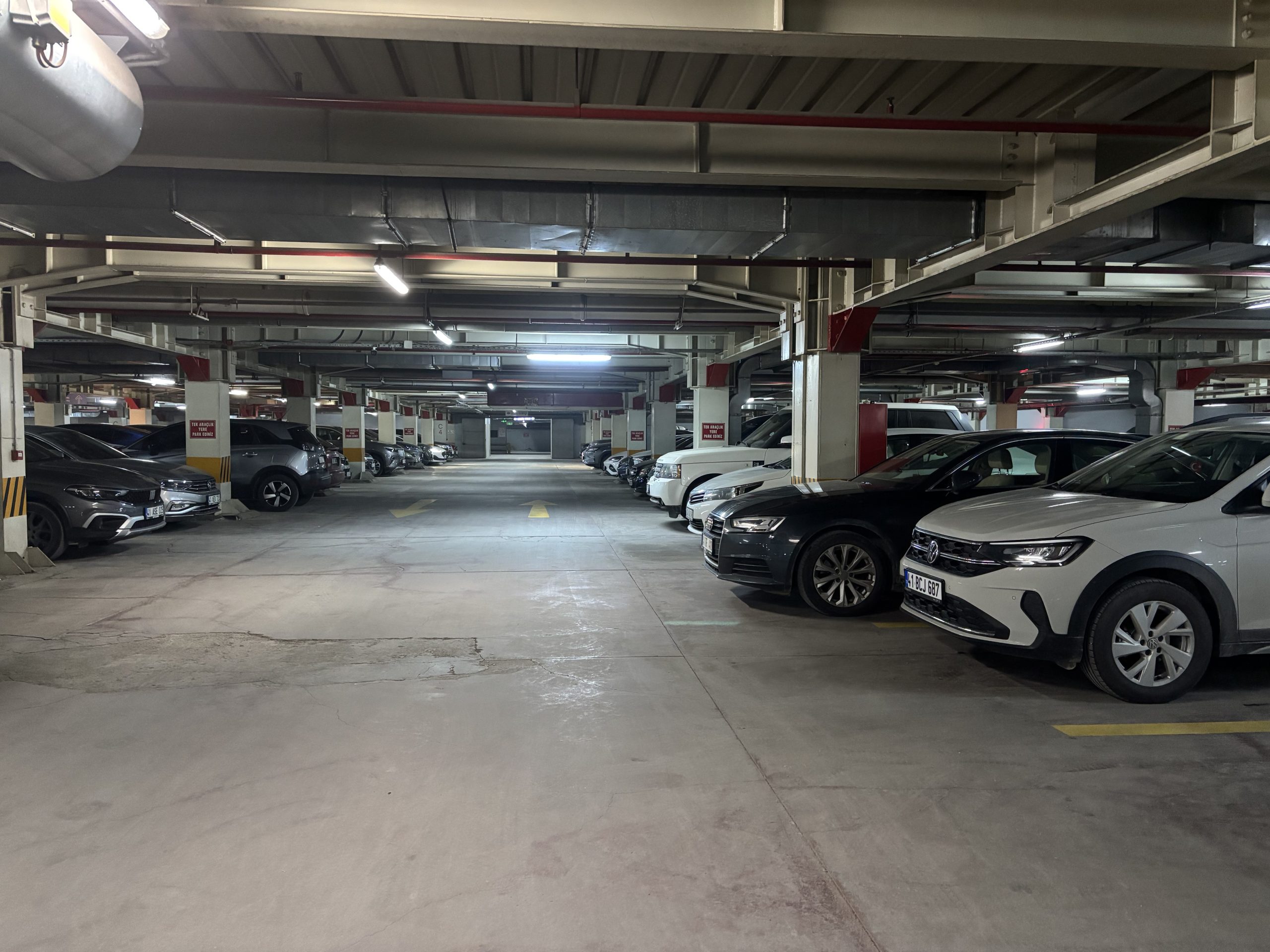 İzmit ilçesinde Dolphin AVM otoparkında çıkan tartışmanın kavgaya dönüşmesi sonucu