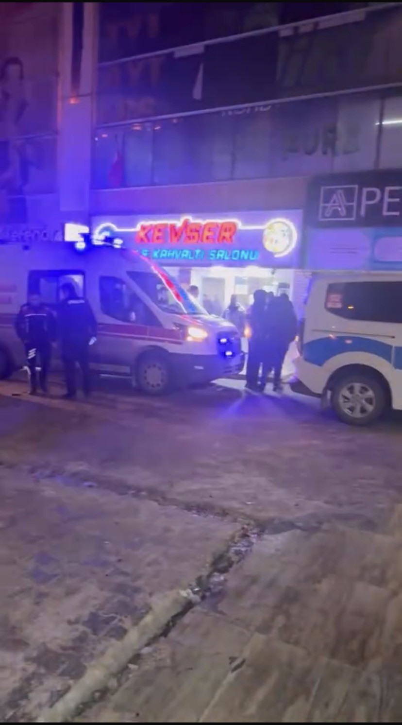 Elazığ’da iki grup arasında çıkan bıçaklı kavgada 1 kişi yaralandı.