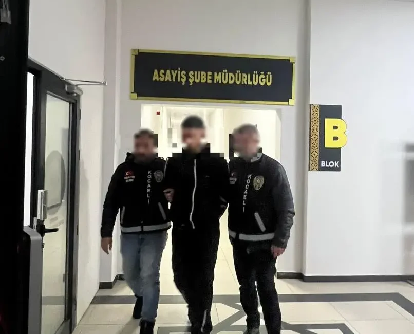 Kocaeli’nin İzmit ilçesinde bir alışveriş merkezinin kapalı otoparkında yaşanan tartışma