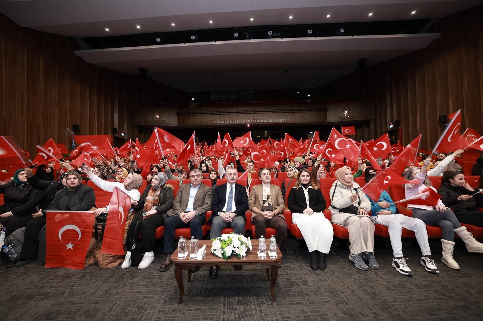 Kocaeli Büyükşehir Belediyesi tarafından düzenlenen programda, akran zorbalığının yalnızca okulda