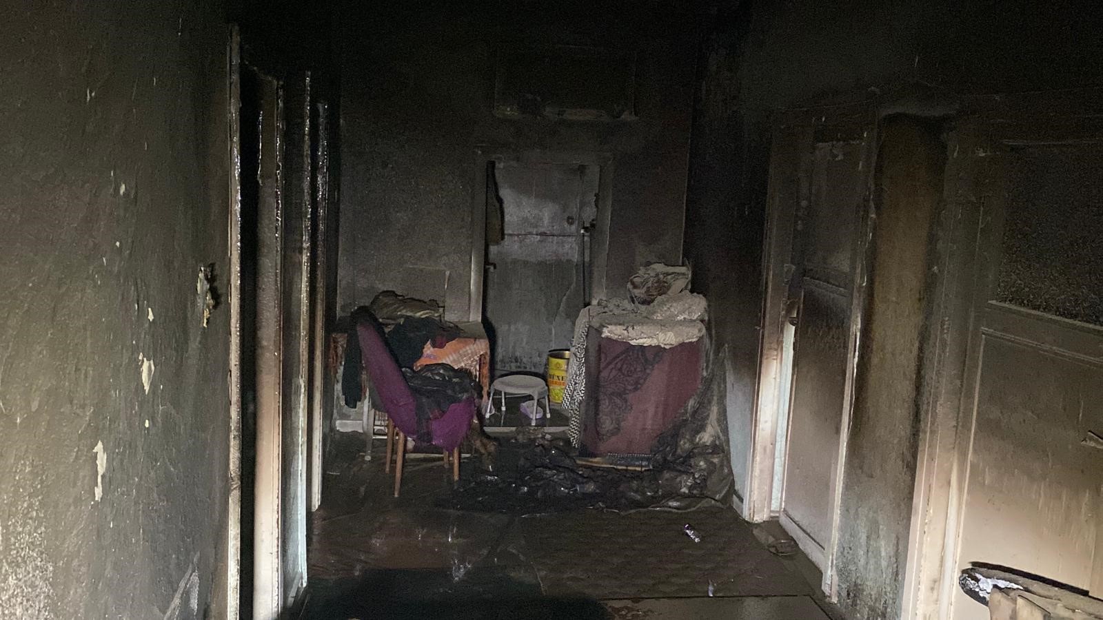 Elazığ'ın Salıbaba Mahallesi’nde tek katlı evde çıkan yangında dumandan etkilenen