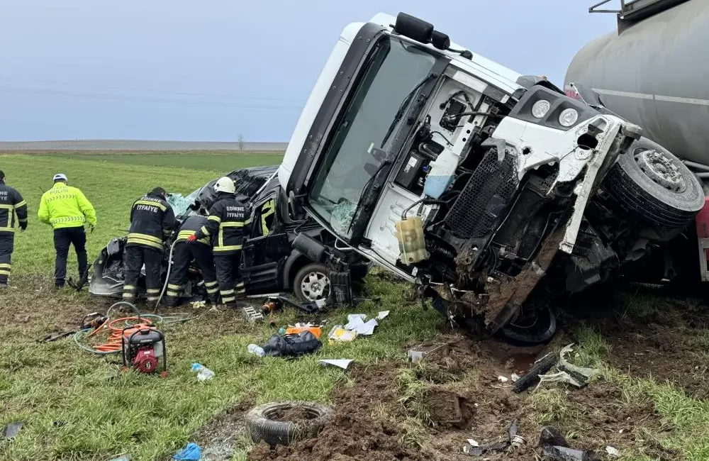 Edirne-Lalapaşa karayolunda kontrolden çıkan bir tırın karşı şeride geçmesi sonucu,