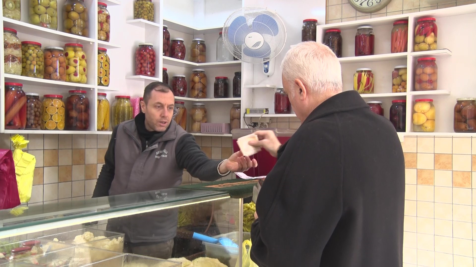 Kocaeli’de dedesinden devraldığı turşuculuk mesleğini aynı dükkânda sürdüren Cenk Zengin,