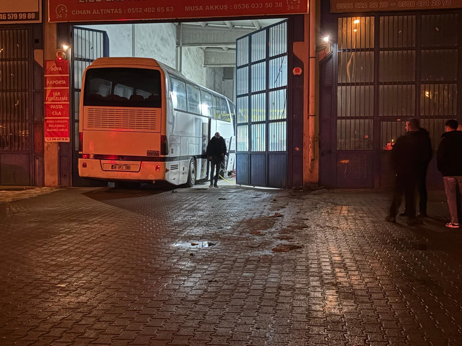 Kayseri’nin Kocasinan ilçesinde bakımını yaptığı yolcu otobüsüne kurduğu krikonun kayması