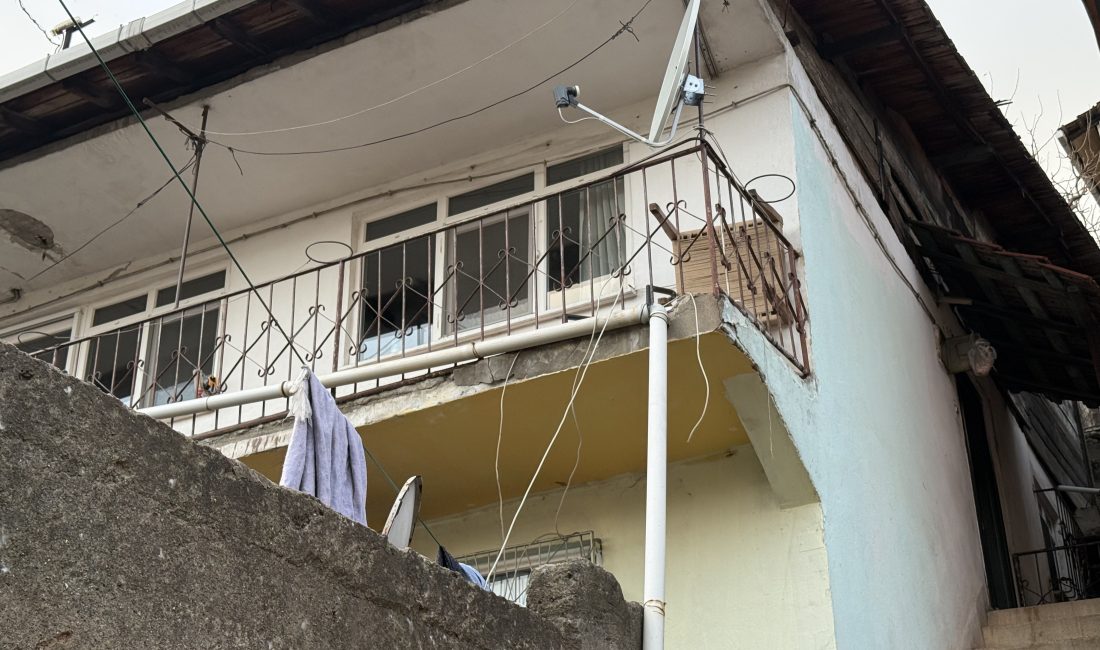 Kocaeli’nin İzmit ilçesinde bir evde meydana gelen zemin çökmesi ve