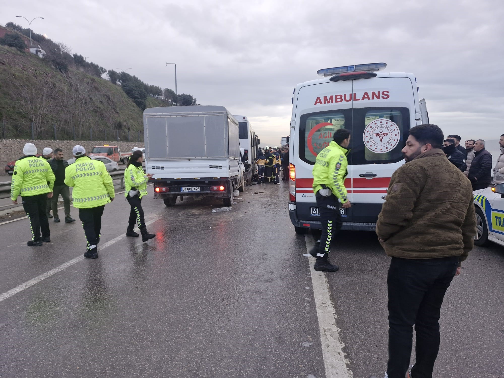 Kocaeli’nin Dilovası ilçesinde D-100 kara yolu yan yolda meydana gelen