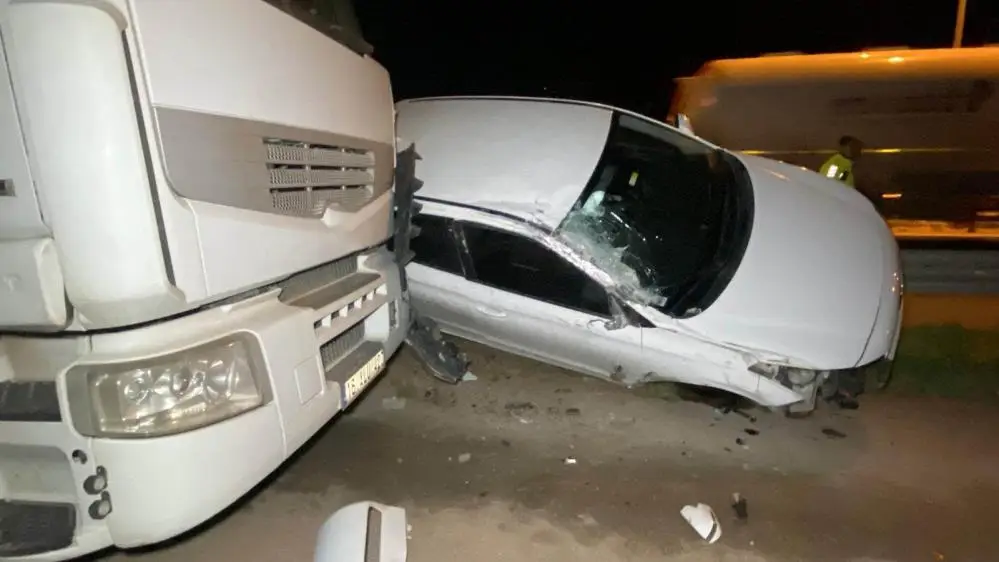 Kocaeli’nin Kartepe ilçesinde kontrolden çıkan bir otomobil, bariyerlerin üzerinde yaklaşık