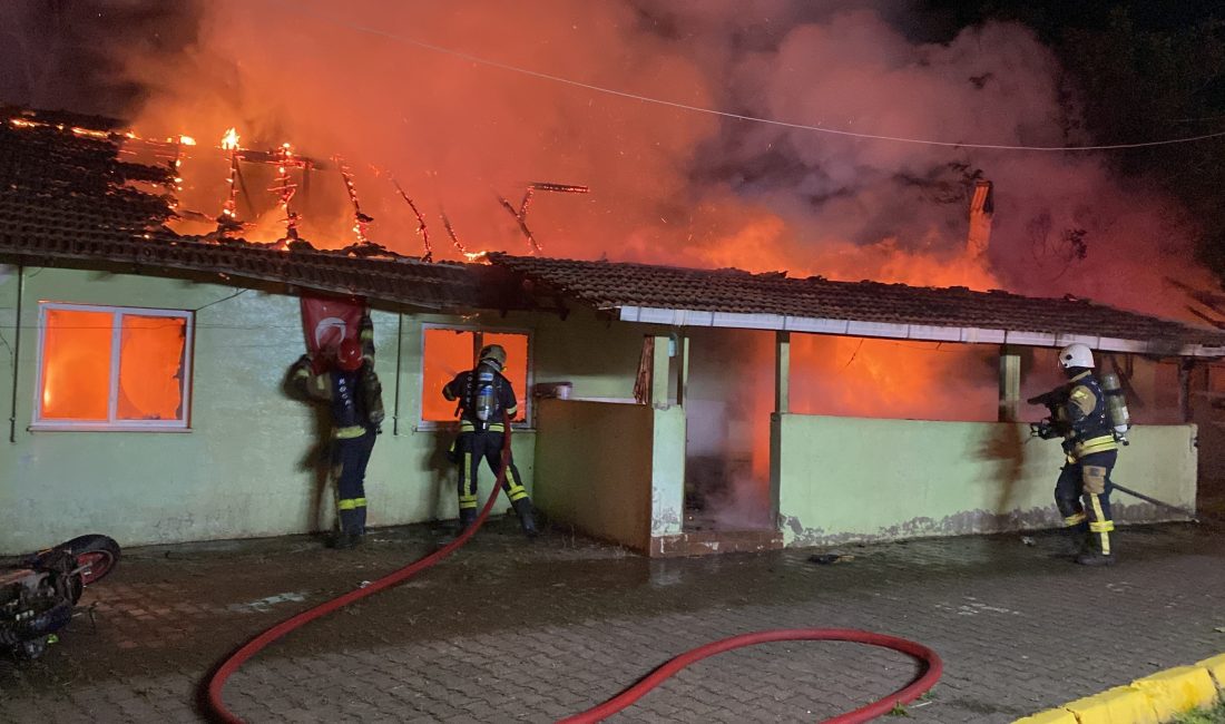 Kocaeli’nin Kartepe ilçesinde annesinin içinde bulunduğu evi yaktığı gerekçesiyle 15