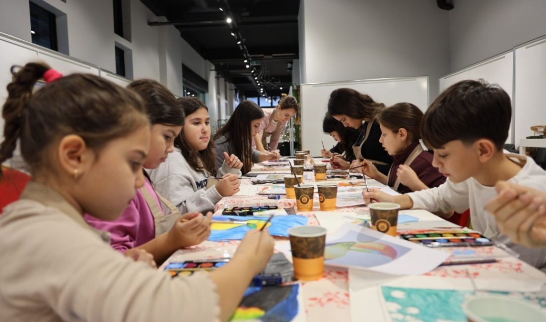 Kartepe'de yarıyıl tatilini değerlendiren öğrenciler, belediye tarafından düzenlenen sanat etkinliklerinde
