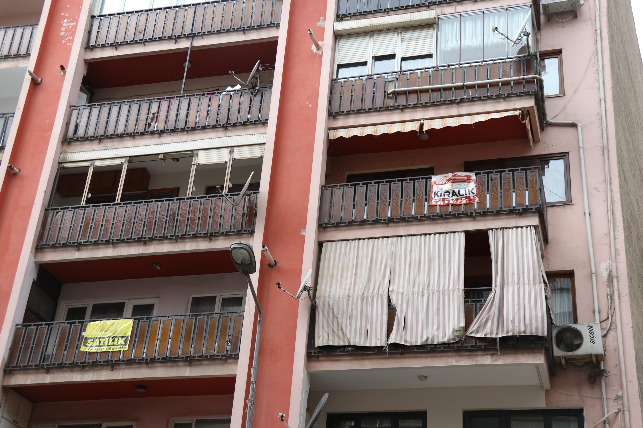 Denizli'nin Pamukkale ilçesinde 3+1 dairesini aylık 35 bin liraya kiraya