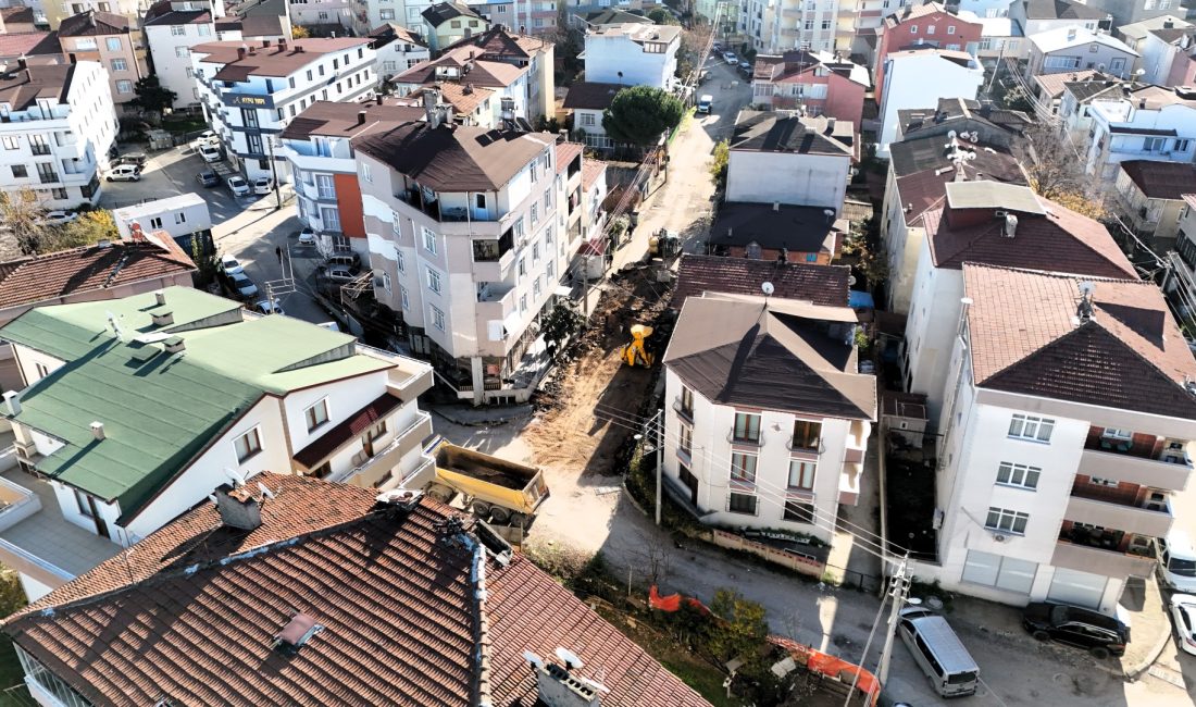 Kocaeli Büyükşehir Belediyesi, kent genelinde yürüttüğü yol yapım ve yenileme