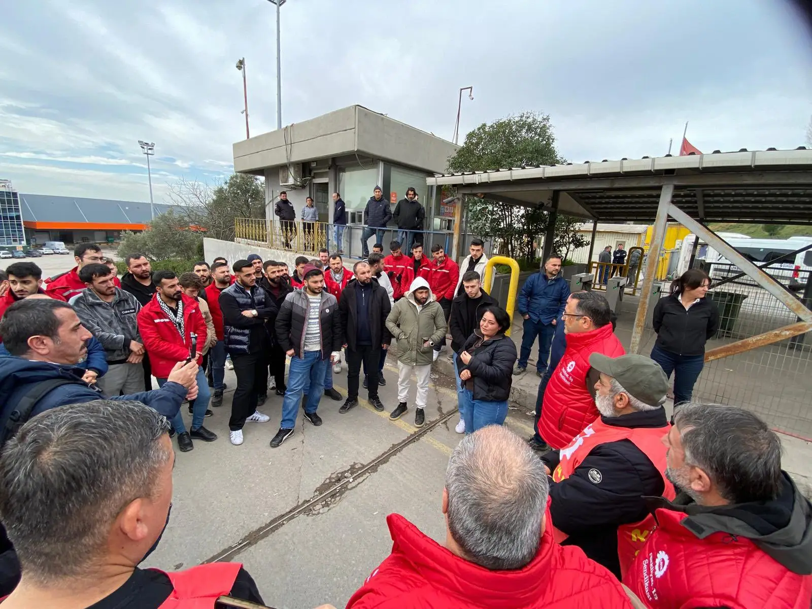 Türkiye’nin perakende devlerinden Migros’un Şekerpınar ve Çayırova başta olmak üzere
