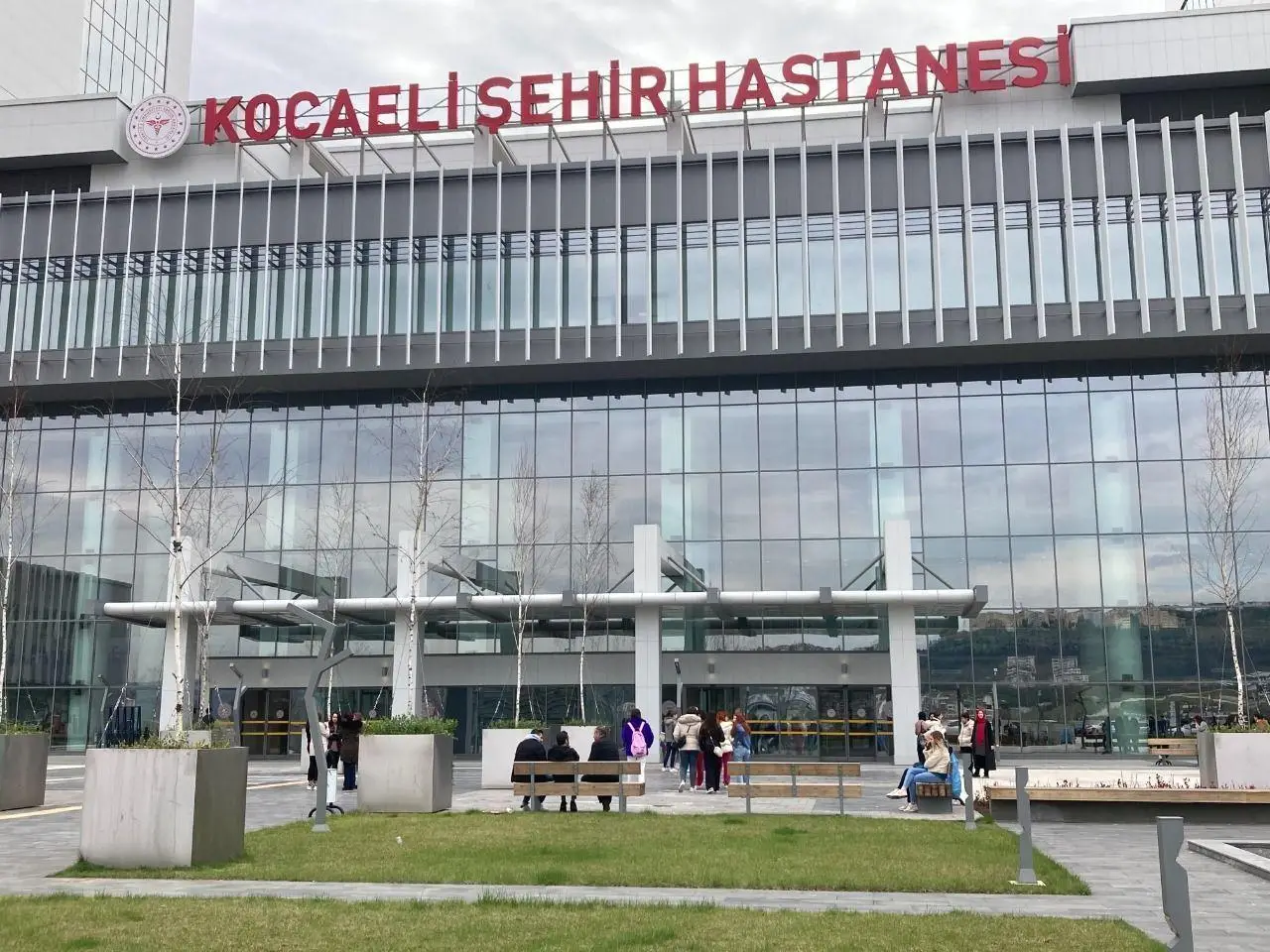 Olay sırasında hastane çalışanları ve vatandaşlar kısa süreli panik yaşadı.