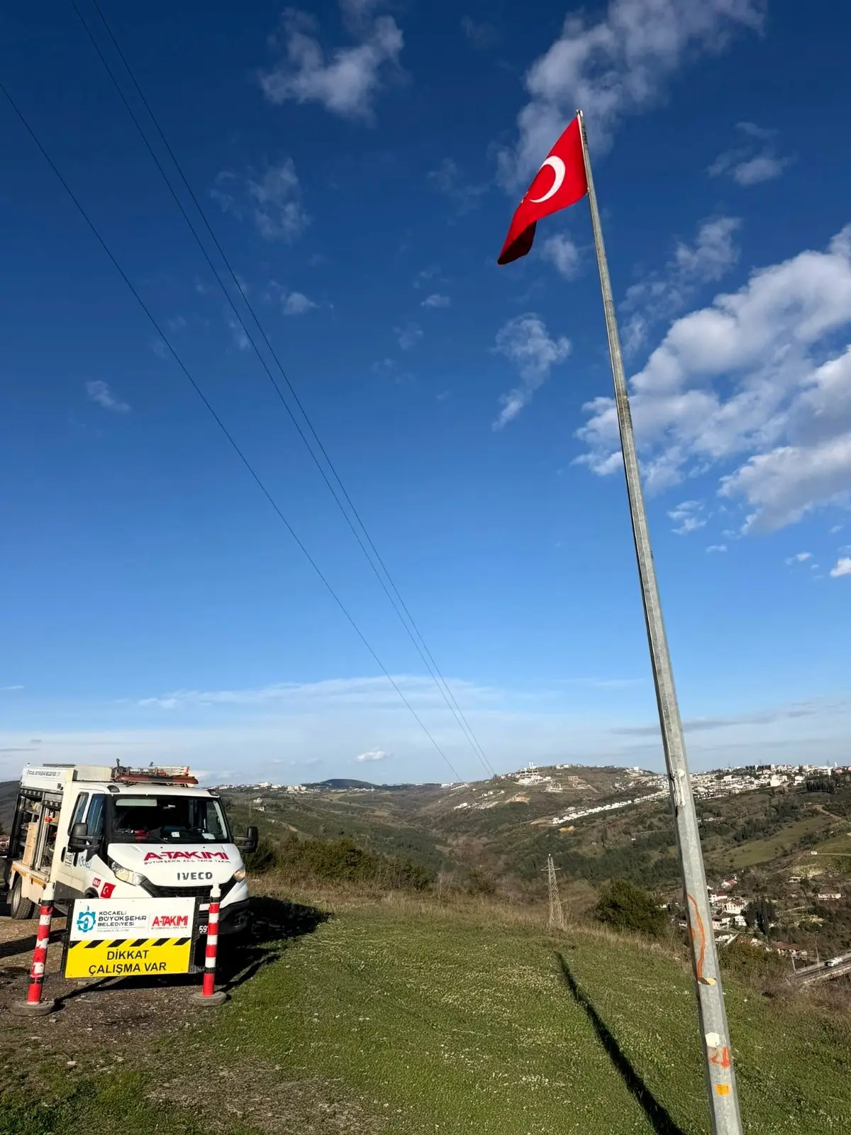Kocaeli Büyükşehir Belediyesi, İzmit Serdar Mahallesi’nde yıpranan ve halatı kopan