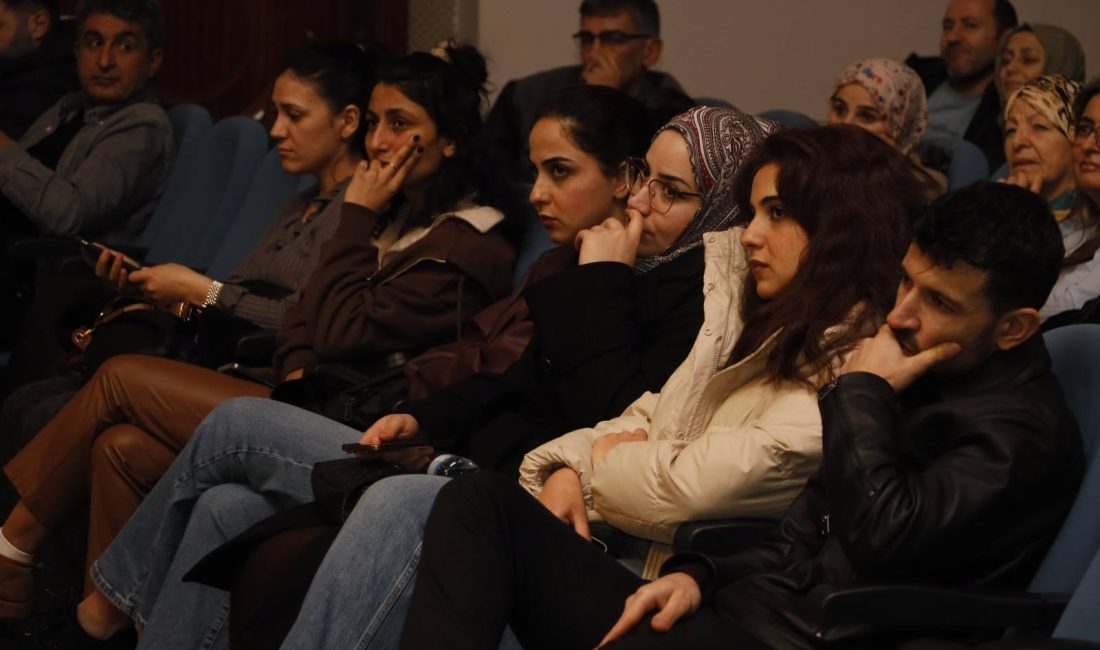 Körfez Belediyesi’nin kültür ve sanat etkinlikleri kapsamında sahnelenen “Çat Kapı”