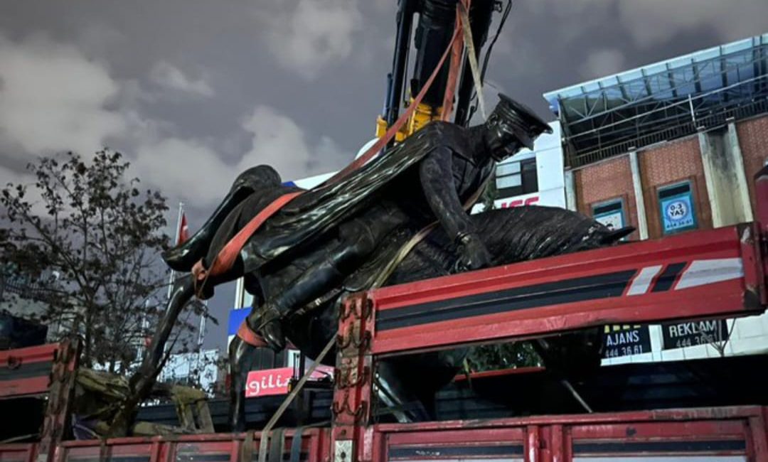 Gebze Kent Meydanındaki Atatürk heykelinin kaldırılması girişimi gece saatlerinde gerginliğe