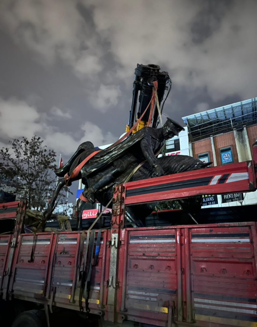 Gebze Kent Meydanındaki Atatürk heykelinin kaldırılması girişimi gece saatlerinde gerginliğe