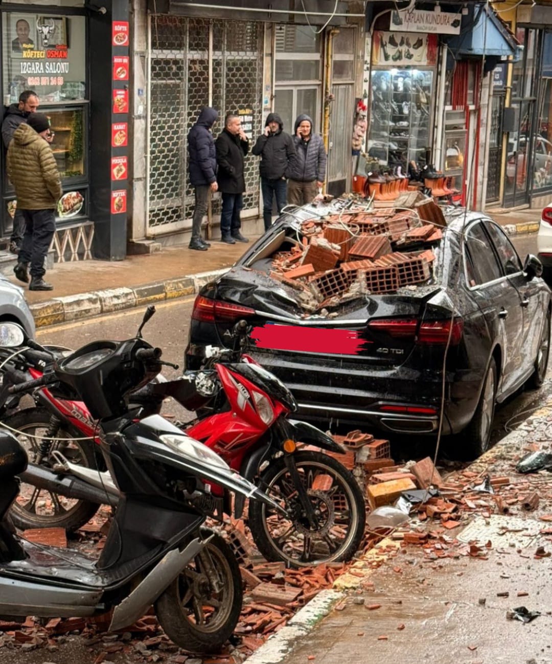 Kocaeli'de etkili olan şiddetli fırtına nedeniyle Kandıra'da bir binanın balkonundan