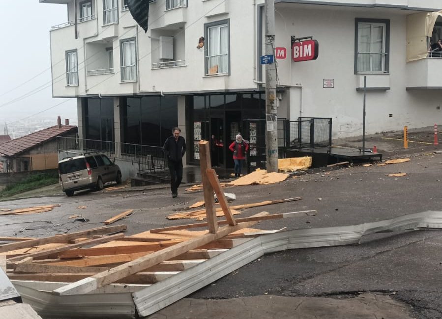 Kocaeli’nin Tavşantepe Mahallesi’nde etkili olan şiddetli fırtına nedeniyle çatı uçmaları