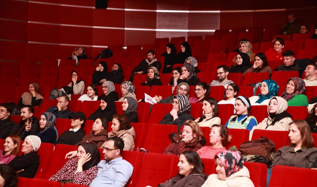 Gebze Kültür Merkezi, hafta sonu düzenlenen tiyatro ve sinema etkinlikleriyle