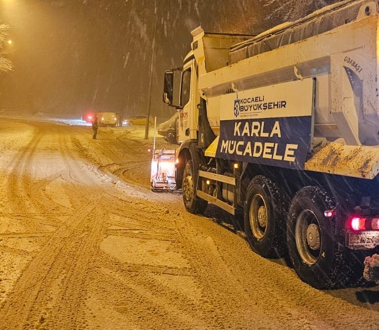 Kocaeli Büyükşehir Belediyesi, etkisini artıran kar yağışı nedeniyle 1.200 personel